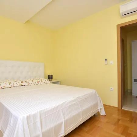 With A Parking Space - 11674