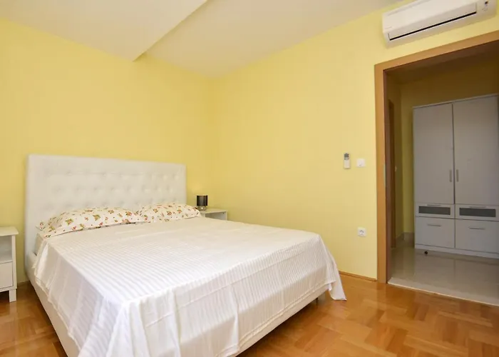 With A Parking Space - 11674